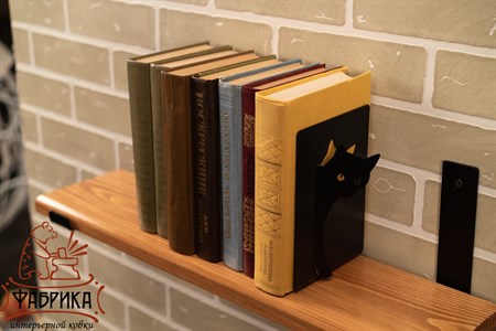 подставка для книг на полке