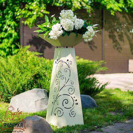 высокий металлический вазон