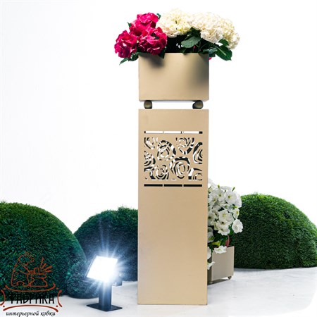 металлический вазон для цветов